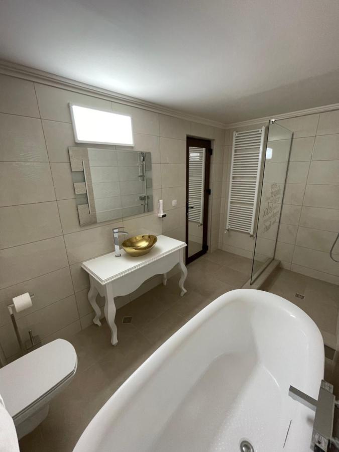 Conacul Pestera Ursilor Chiscau Exteriör bild