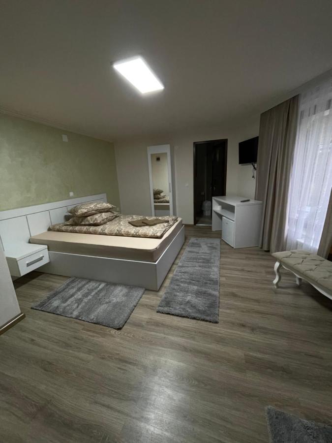 Conacul Pestera Ursilor Chiscau Exteriör bild