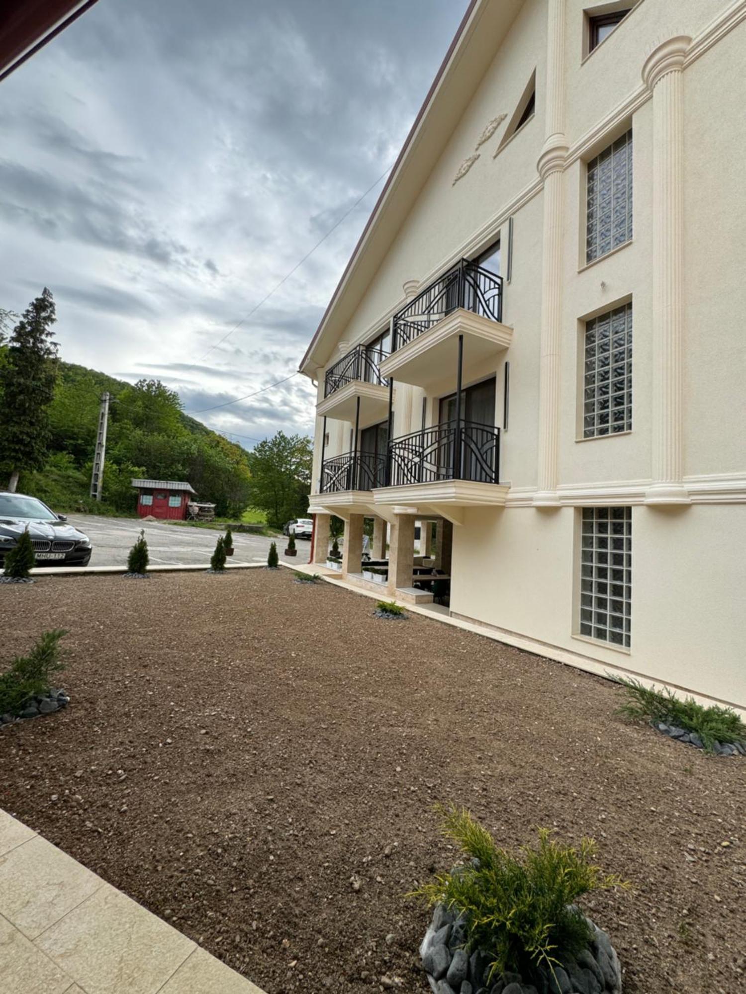 Conacul Pestera Ursilor Chiscau Exteriör bild